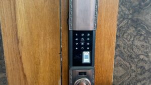 Khóa Avolock AC 994 lắp đặt thực tế trên cửa gỗ