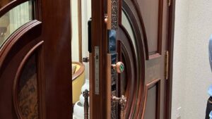 Khóa Avolock AC-995 lắp đặt thực tế trên cửa gỗ đại sảnh