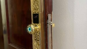 Khóa Avolock AC-996F lắp đặt thực tế trên cửa gỗ