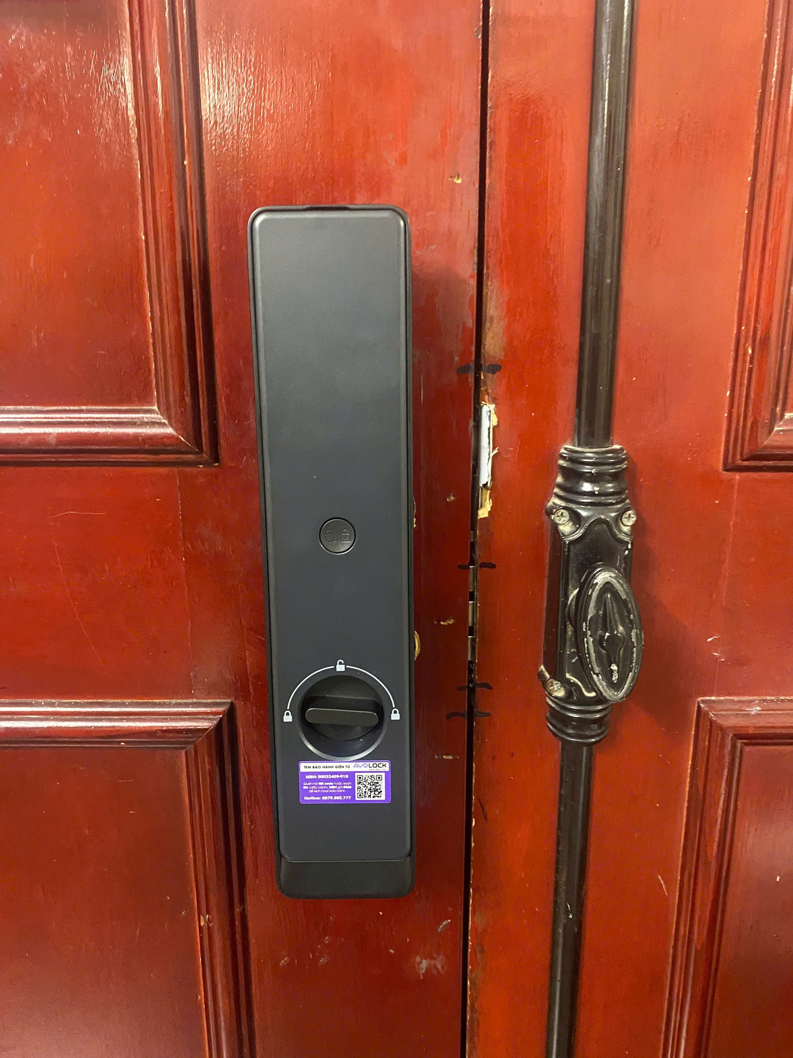 Mặt trong khóa Avolock AL-81FRVT trên cửa gỗ — núm xoay và tem bảo hành