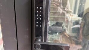 Khóa Avolock AN-382 lắp đặt thực tế trên cửa nhôm kính