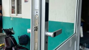 Khóa Avolock AN-393 lắp đặt thực tế trên cửa nhôm kính