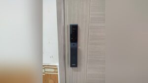 Khóa Avolock AL 73FRVT lắp đặt thực tế trên cửa gỗ