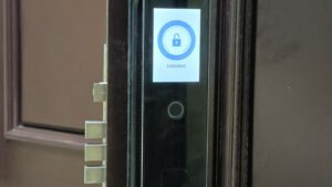 Khóa Avolock AL 77TFV lắp đặt thực tế trên cửa gỗ