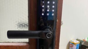 Khóa Avolock AV-66 lắp đặt thực tế trên cửa gỗ — ảnh đại diện