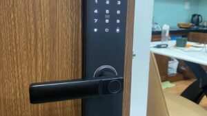 Khóa Avolock AV-60 lắp đặt thực tế trên cửa gỗ