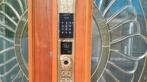 Khóa Avolock AC-999F-G lắp đặt thực tế trên cửa gỗ