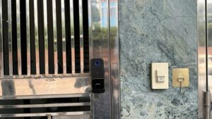 Khóa Avolock AG-47 lắp đặt thực tế trên cửa cổng inox nan