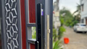 Khóa Avolock AN-368 lắp đặt thực tế trên cửa cổng