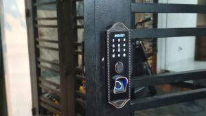 Khóa Avolock AG-48 lắp đặt thực tế trên cửa cổng sắt