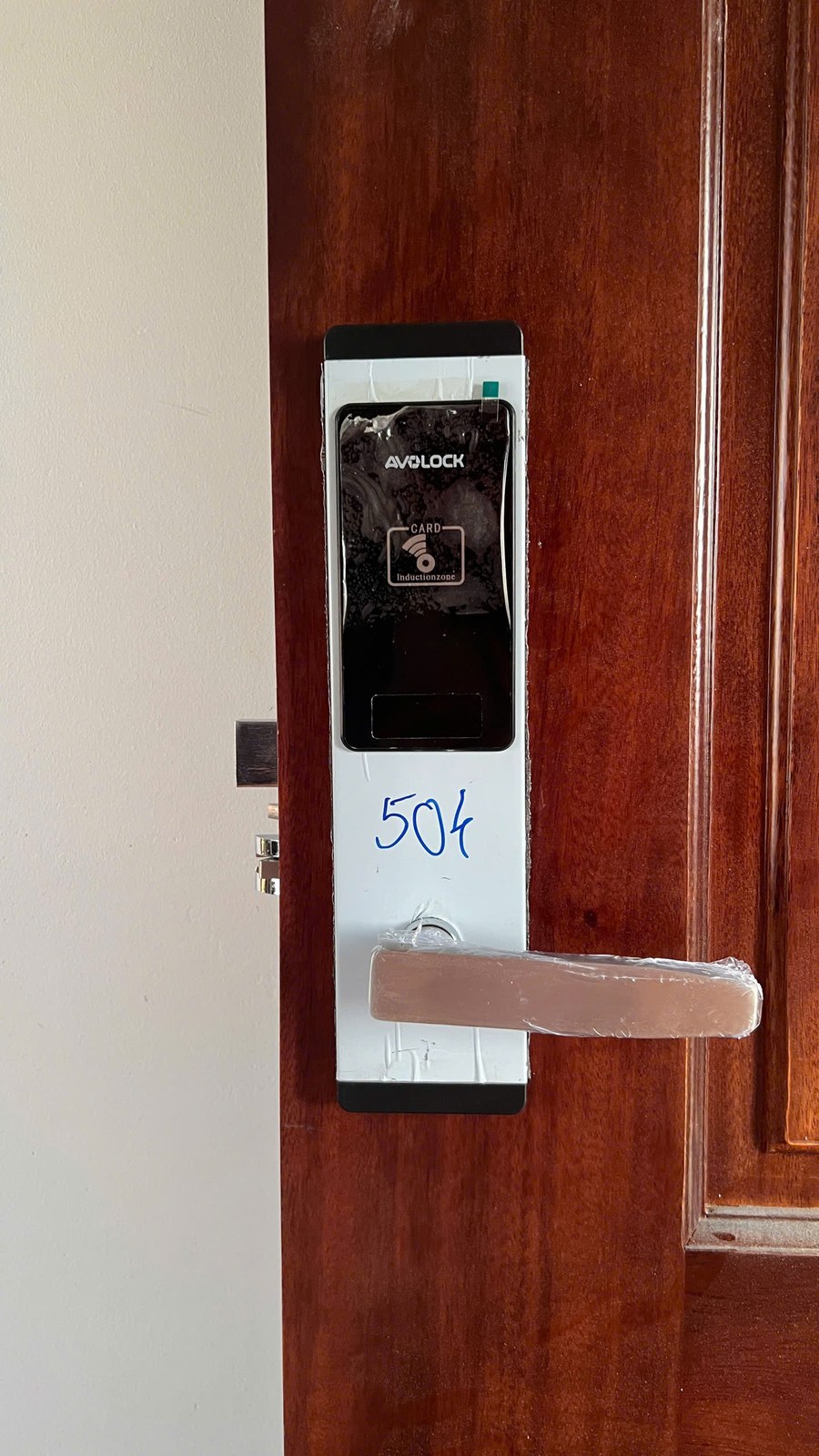 Mặt ngoài khóa Avolock AS-18 lắp trên cửa gỗ phòng nghỉ số 504