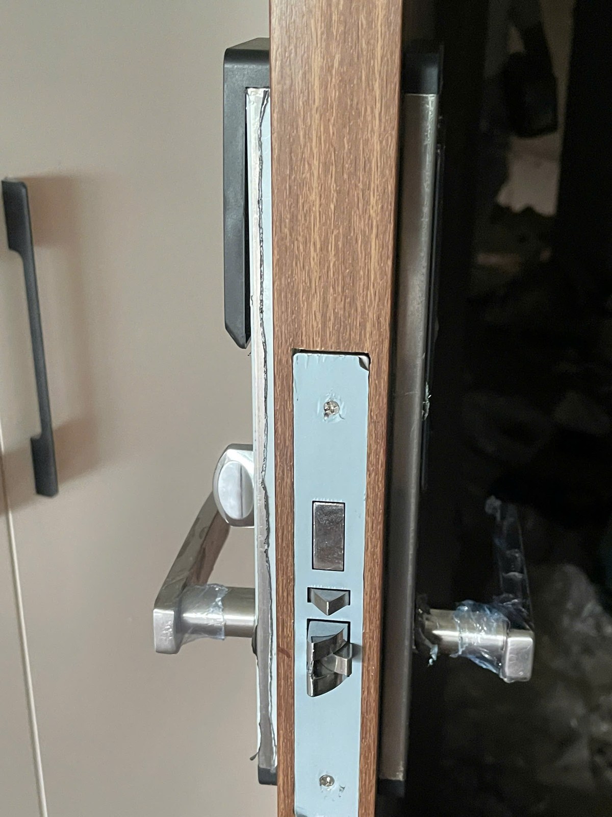 Cận cảnh vùng quét thẻ từ và chốt khóa Avolock AS-18 trên cạnh cửa gỗ