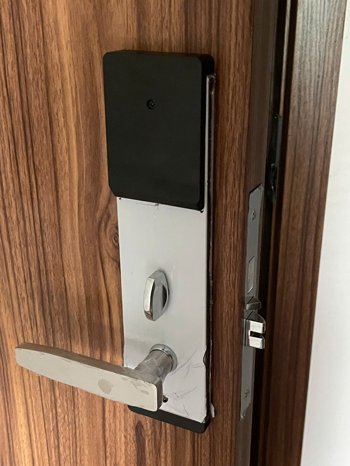 Mặt trong khóa Avolock AS-18 với nút xoay chốt riêng tư