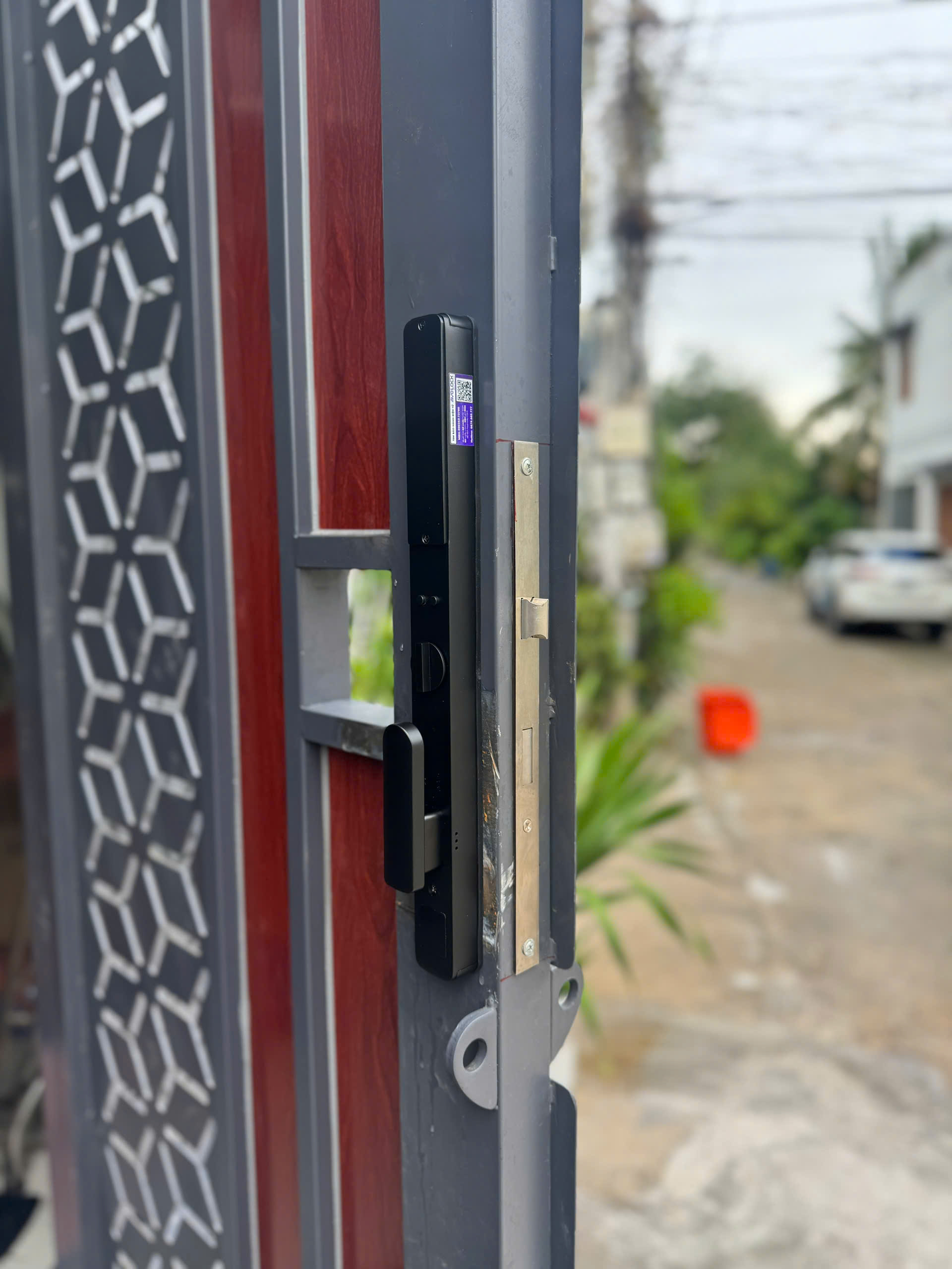 Khóa Avolock AN-368 lắp đặt thực tế trên cửa cổng — mặt ngoài sau khi hoàn thiện