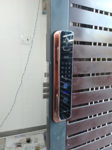 Thử độ kháng nước cửa khóa Avolock AL86FRVT