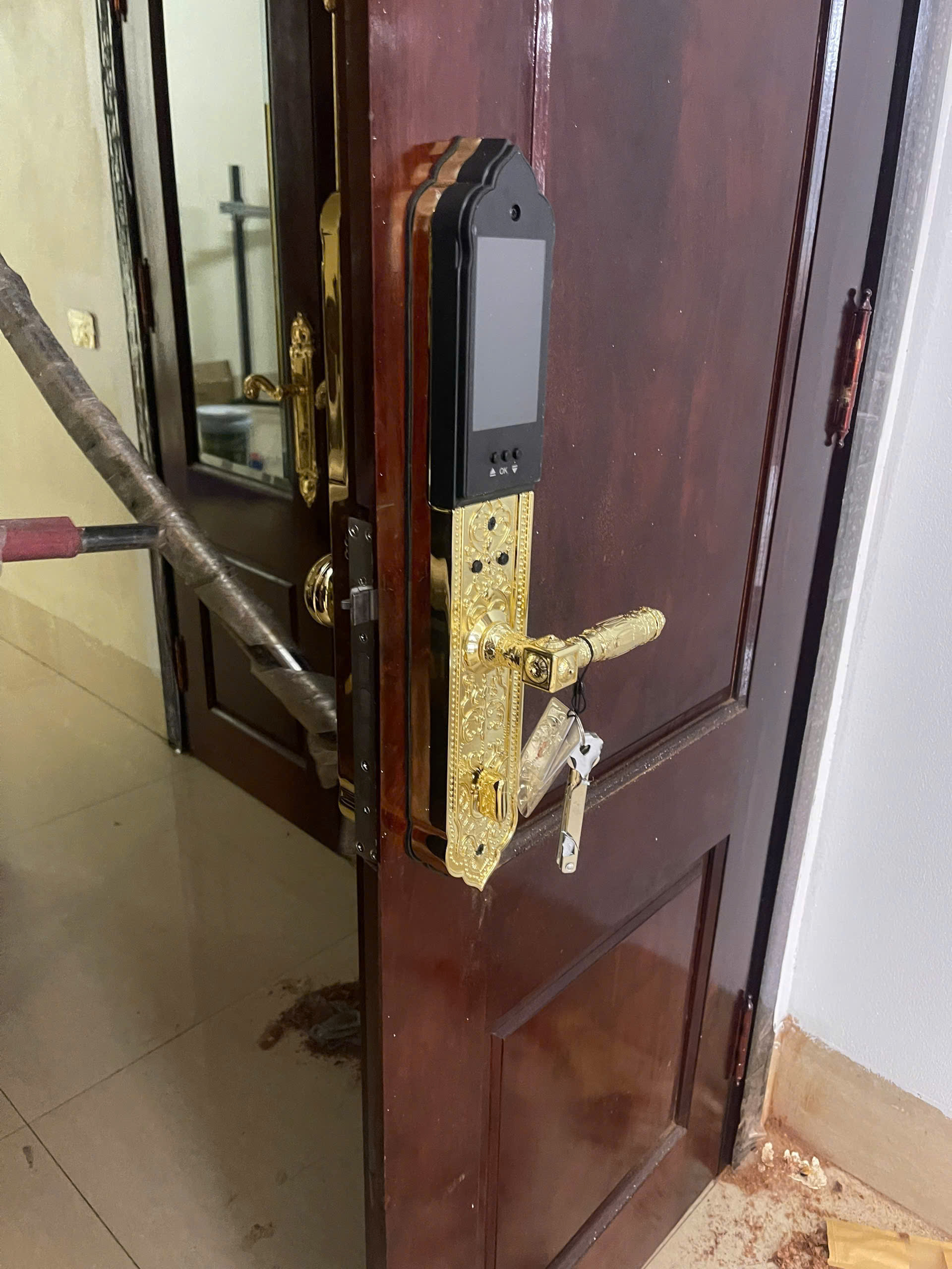 Mặt trong và cạnh bên khóa Avolock AC-996F với then khóa kim loại sau khi lắp đặt hoàn thiện trên cửa gỗ