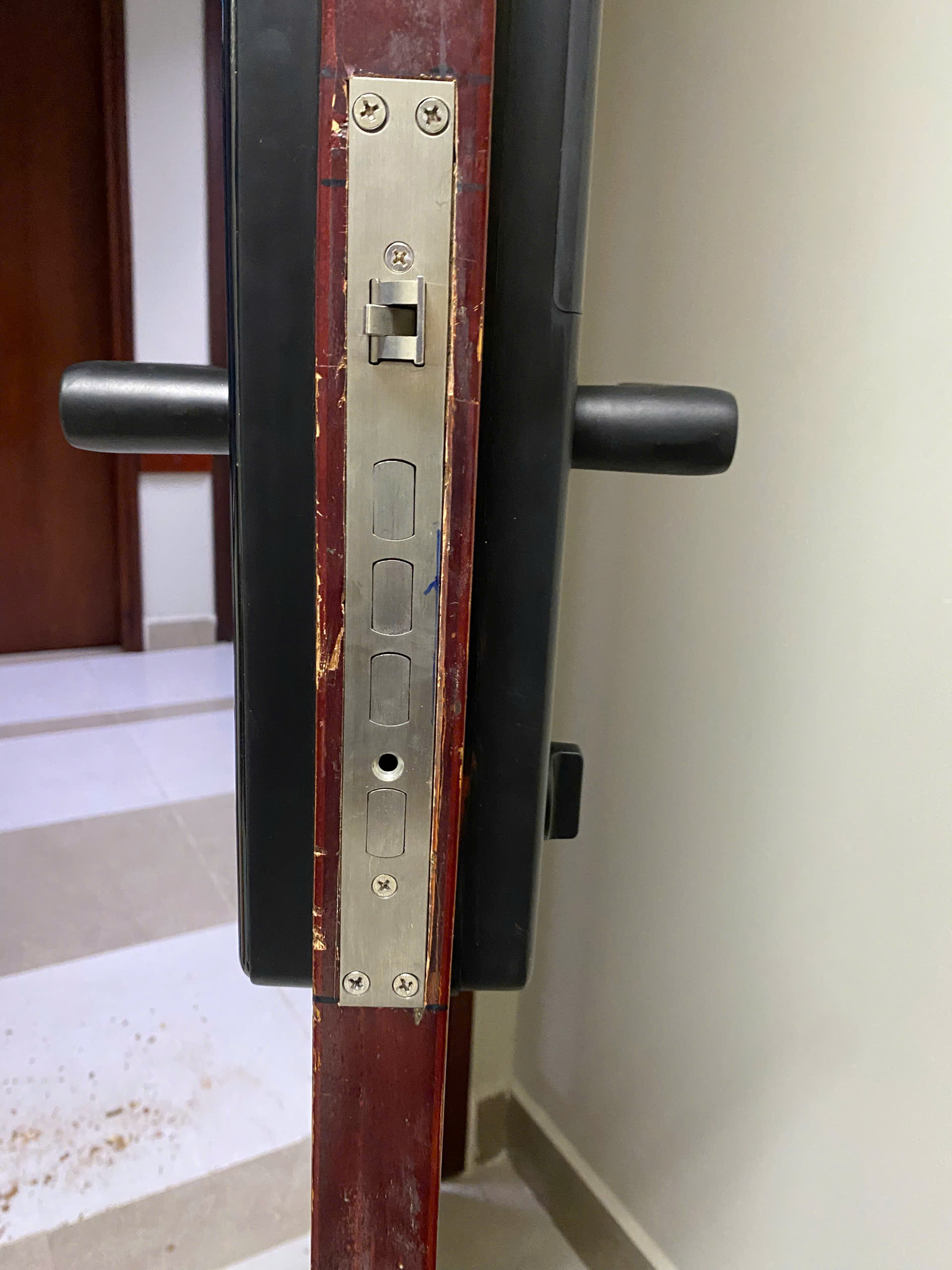 Khóa Avolock AV-66 lắp đặt thực tế - góc chụp mặt cạnh ruột khóa