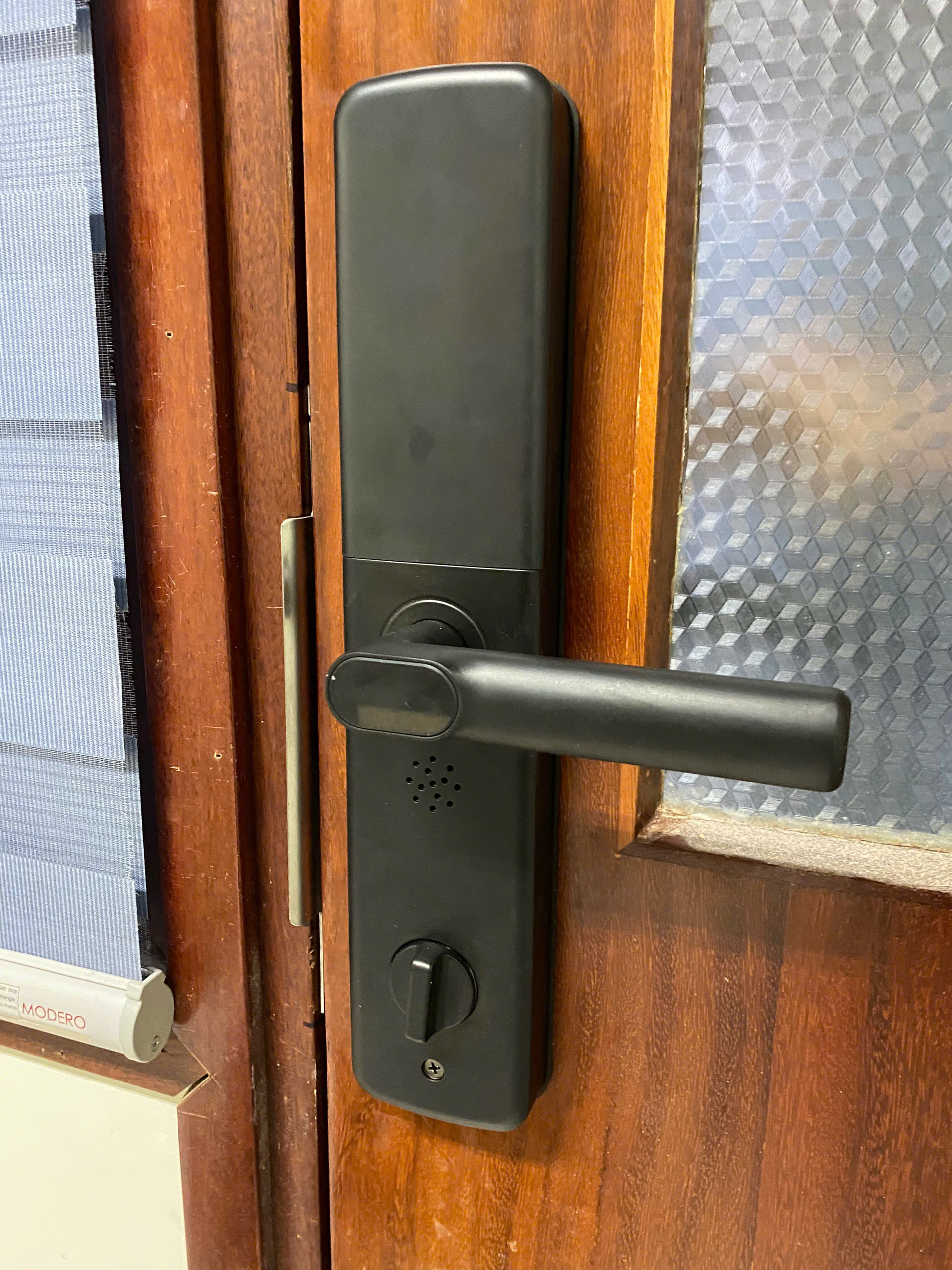 Khóa Avolock AV-66 lắp đặt thực tế trên cửa gỗ - mặt trong khóa