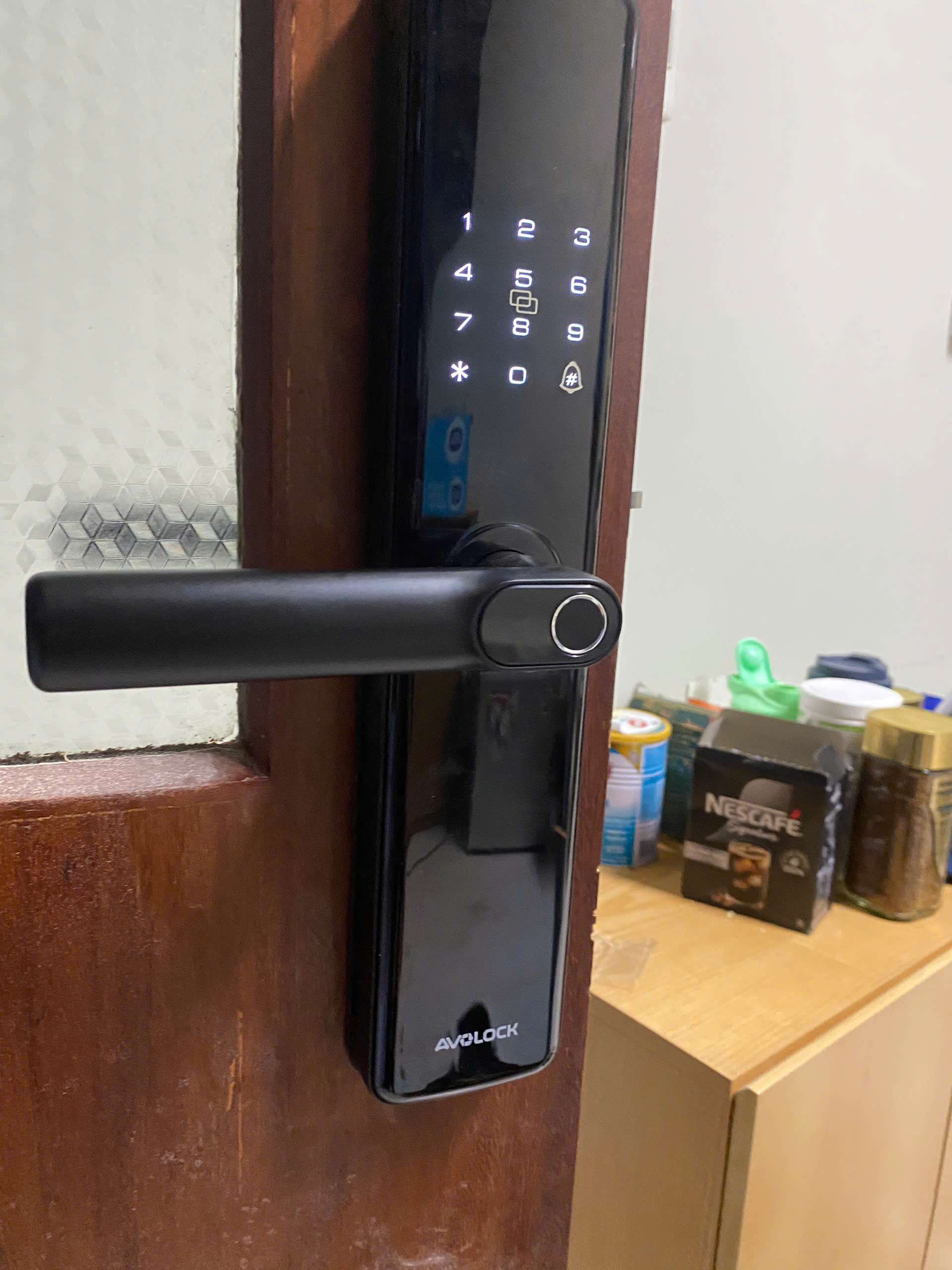 Khóa Avolock AV-66 lắp đặt thực tế trên cửa gỗ - mặt ngoài bàn phím sáng đèn