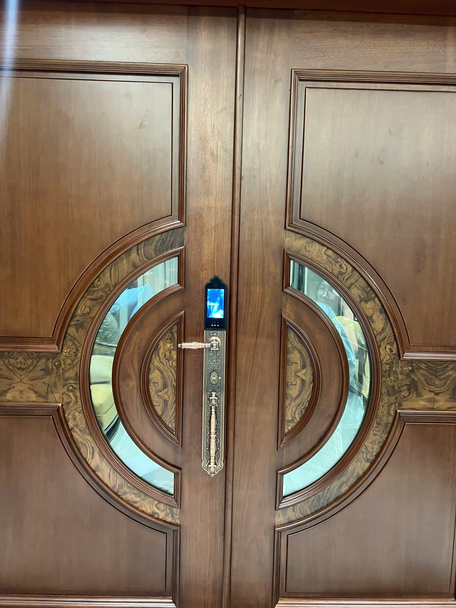Mặt trước khóa Avolock AC-995 với bàn phím cảm ứng và camera Face ID 3D