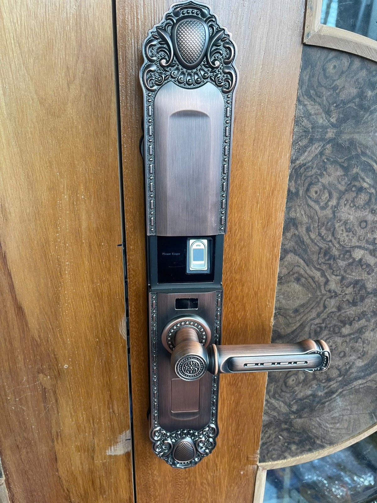 Cận cảnh mặt trước khóa Avolock AC 994 lắp đặt thực tế