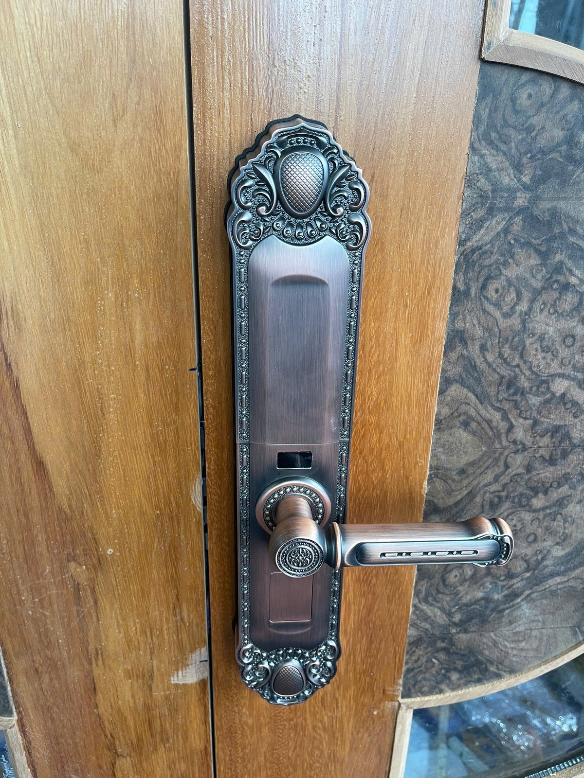 Khóa Avolock AC 994 tân cổ điển màu đồng đỏ lắp trên cửa gỗ