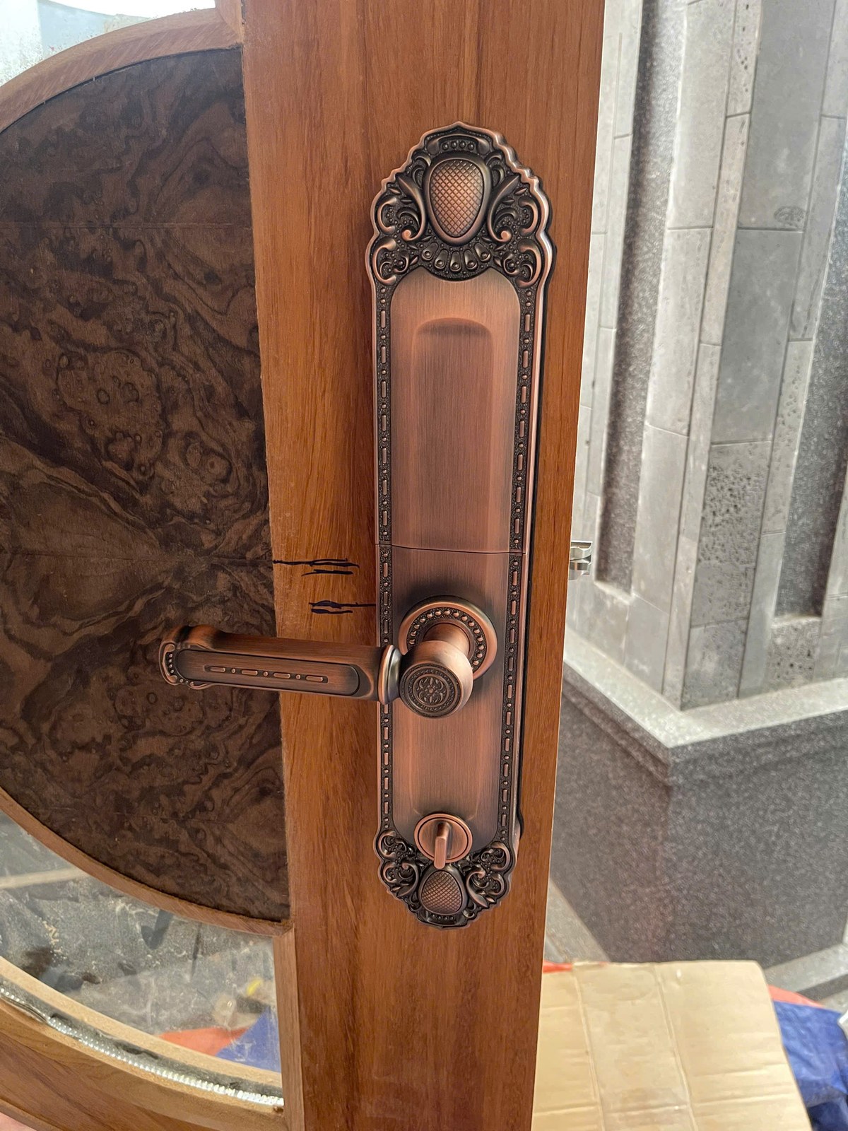 Tổng thể cửa gỗ sau khi hoàn thiện lắp đặt khóa Avolock AC 994
