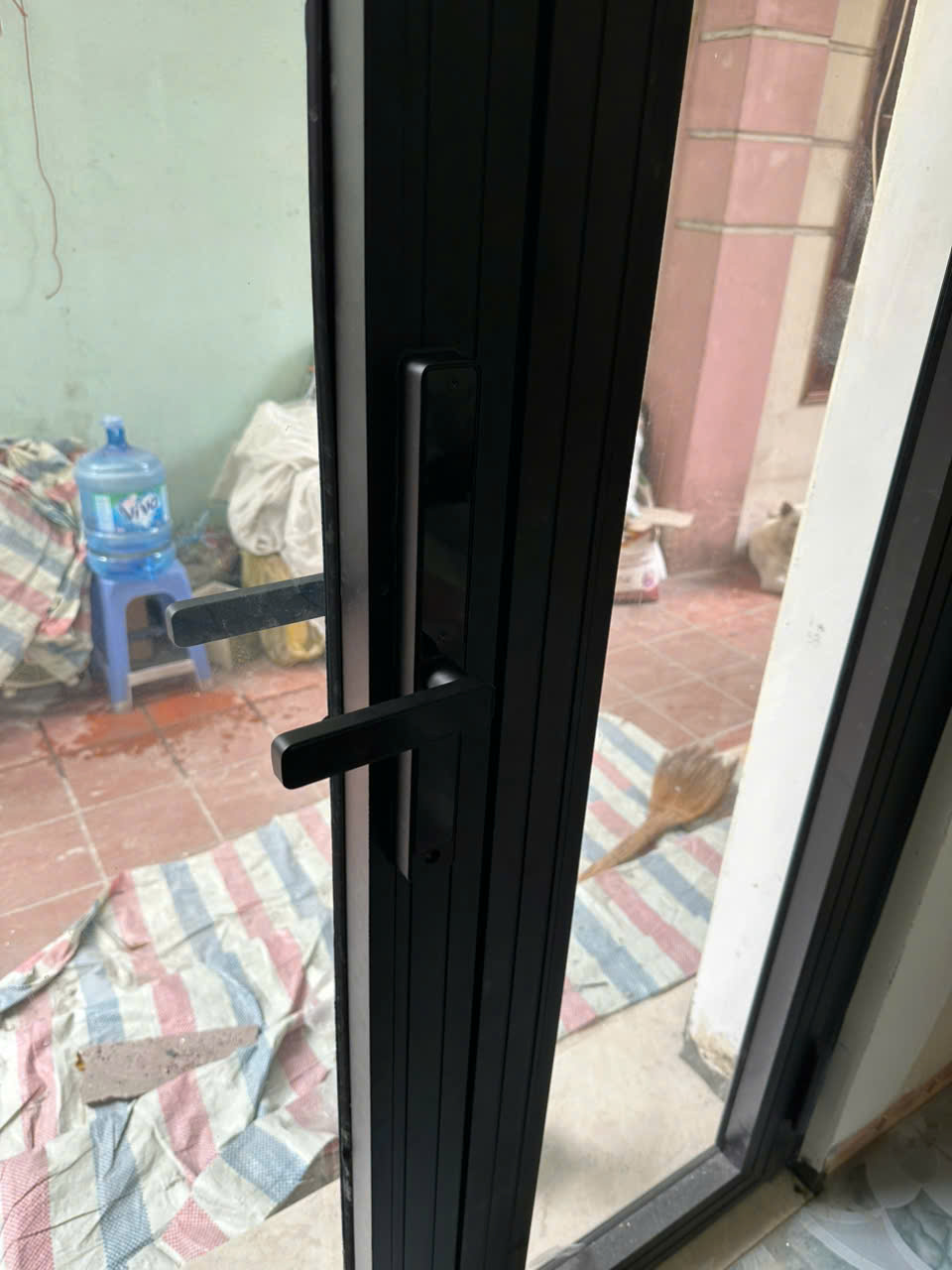 Mặt trong khóa Avolock AN-382 trên đố cửa nhôm kính màu đen