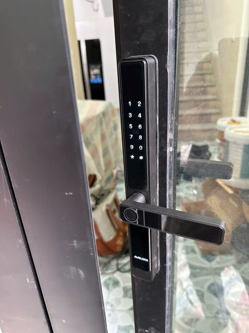 Khóa Avolock AN-382 sau khi lắp đặt trên cửa nhôm kính