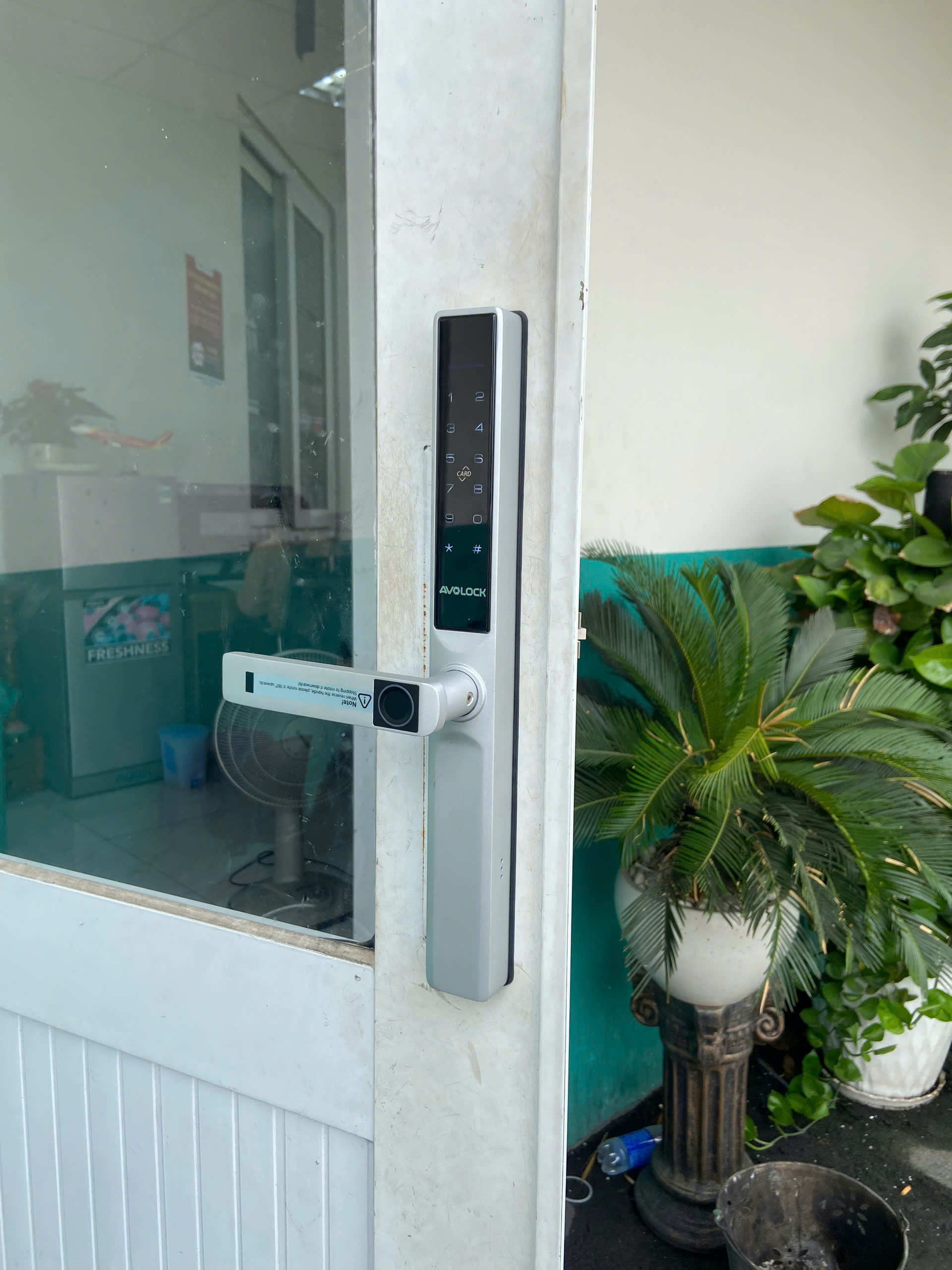 Khóa Avolock AN-393 màu bạc lắp đặt thực tế trên cửa nhôm kính