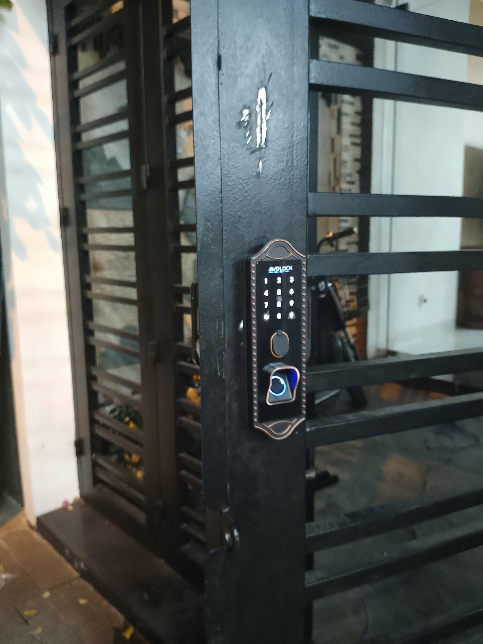Khóa Avolock AG-48 lắp đặt thực tế trên cửa cổng sắt