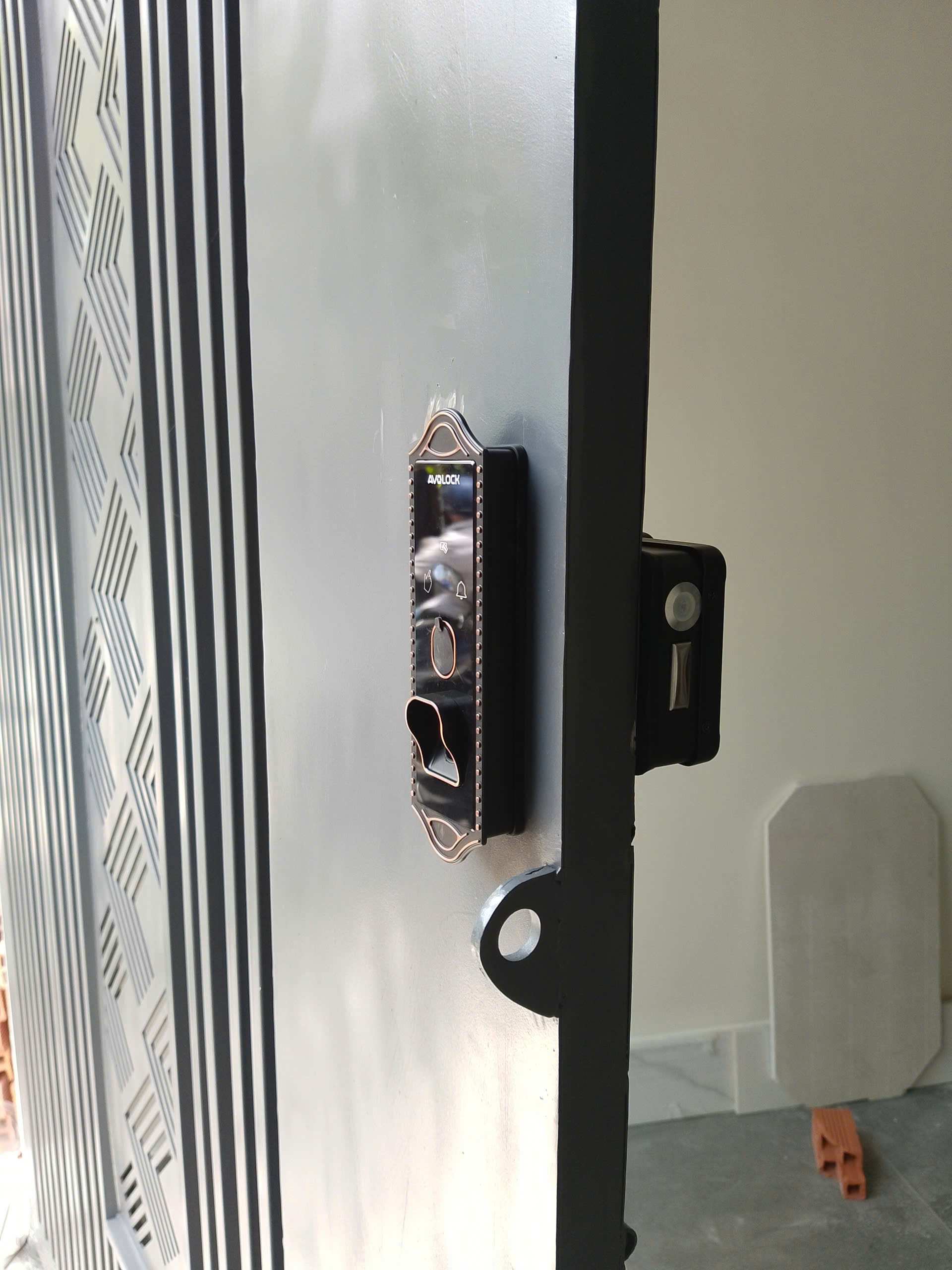 Mặt ngoài và mặt trong khóa Avolock AG-48 lắp đặt hoàn chỉnh