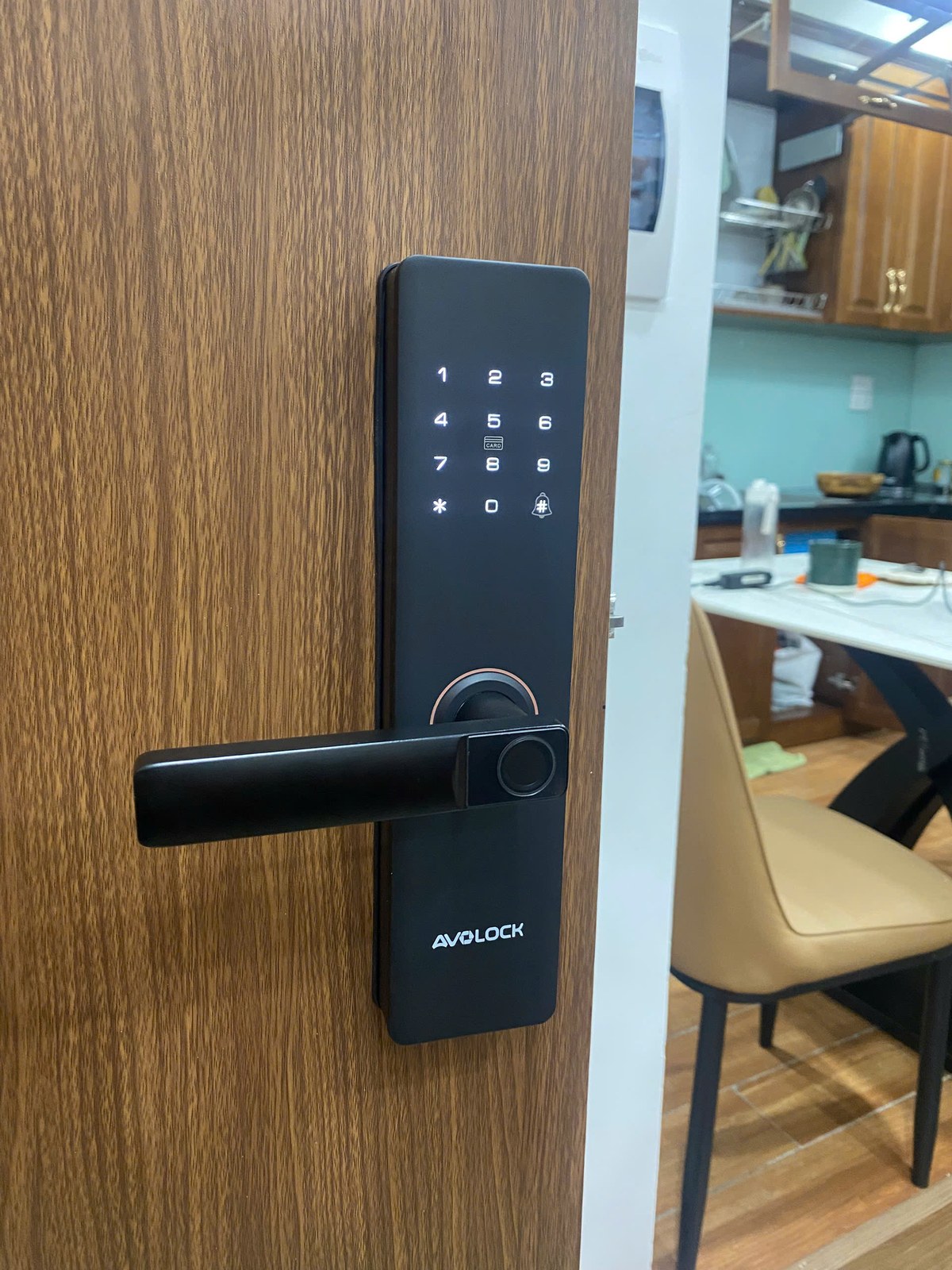 Khóa Avolock AV-60 lắp đặt thực tế trên cửa gỗ - mặt trước bàn phím cảm ứng