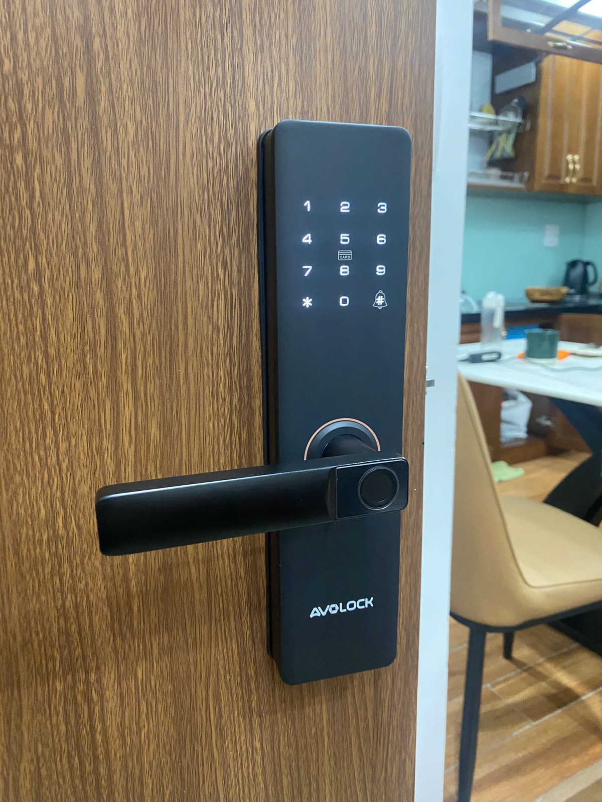 Khóa Avolock AV-60 lắp đặt thực tế trên cửa gỗ - tay gạt vân tay