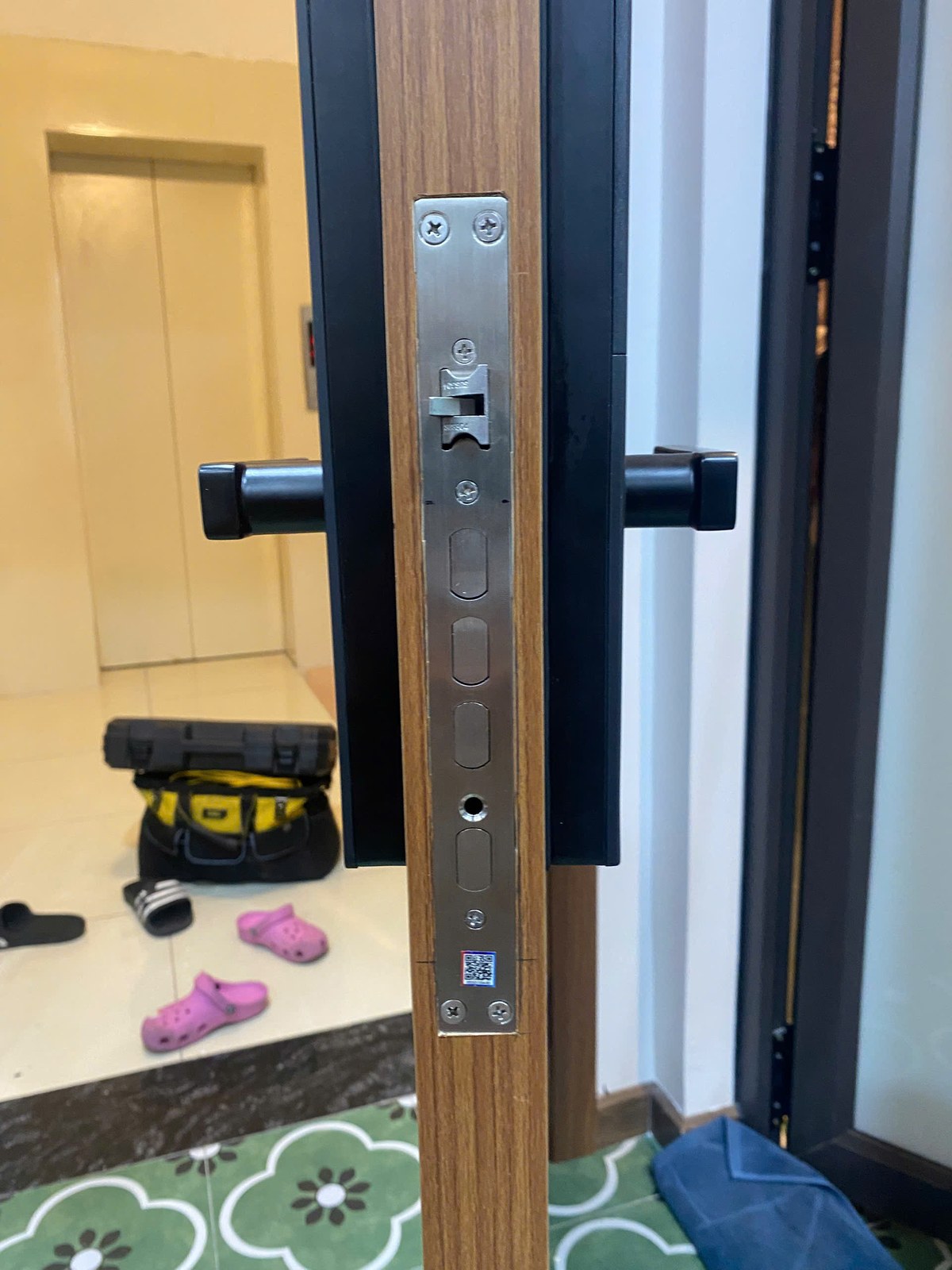 Khóa Avolock AV-60 - lõi khóa inox trong quá trình lắp đặt thực tế