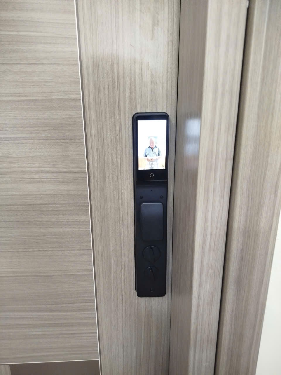 Mặt trong khóa Avolock AL 73FRVT với màn hình chuông hình 4.5 inch