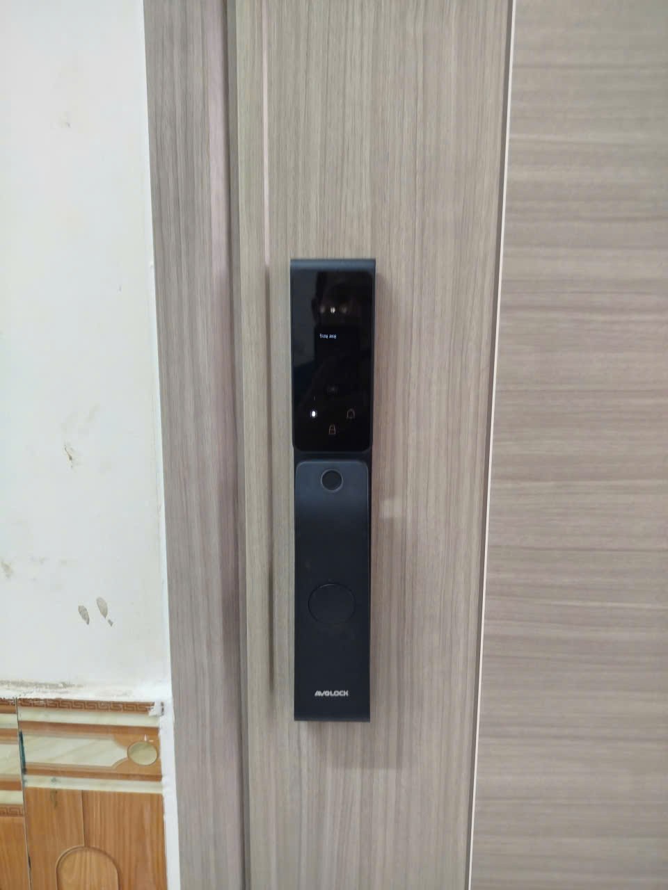 Khóa Avolock AL 73FRVT lắp đặt thực tế trên cửa gỗ - mặt ngoài