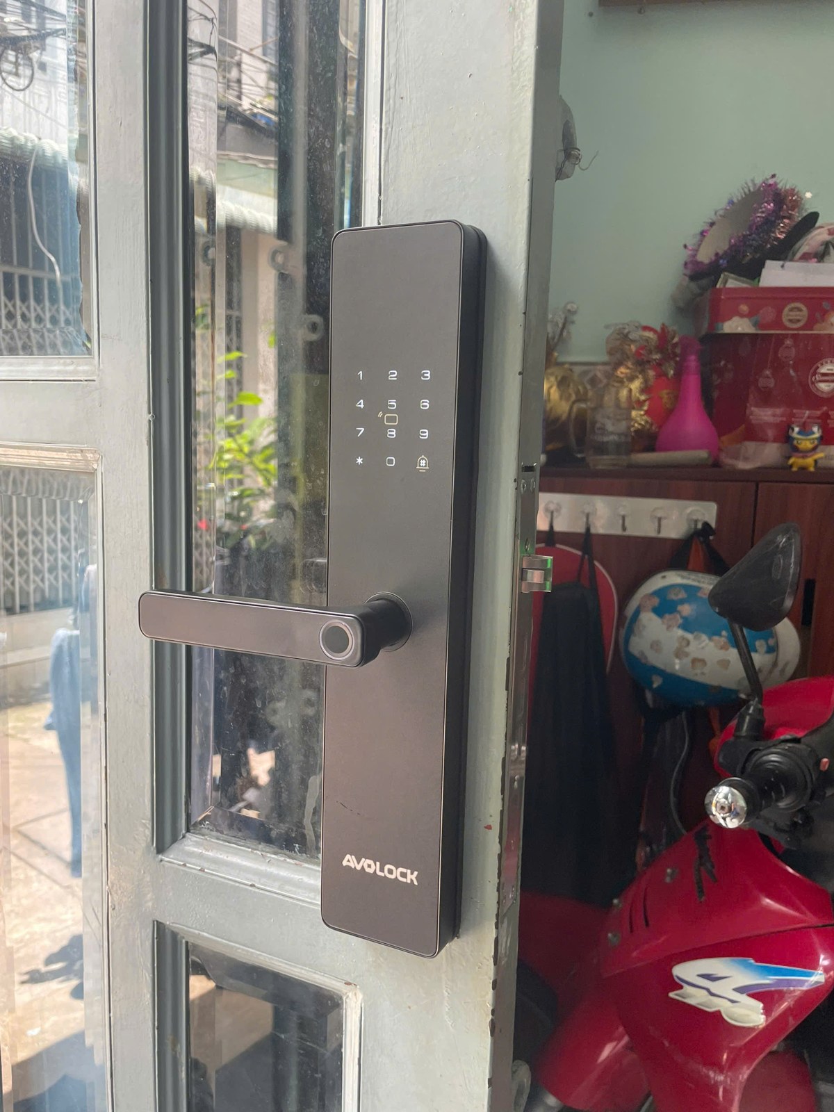 Mặt trong khóa Avolock AV-36 lắp đặt trên cửa sắt kính