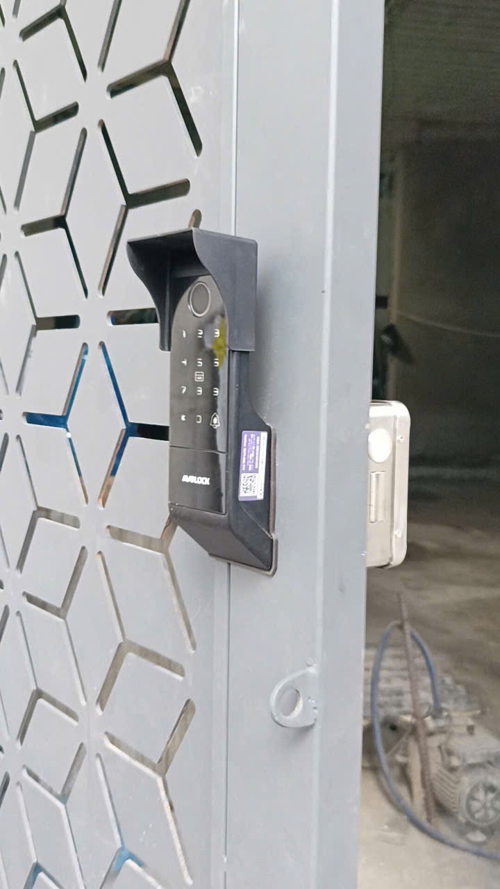 Khóa Avolock AG-49 lắp đặt thực tế trên cửa cổng sắt