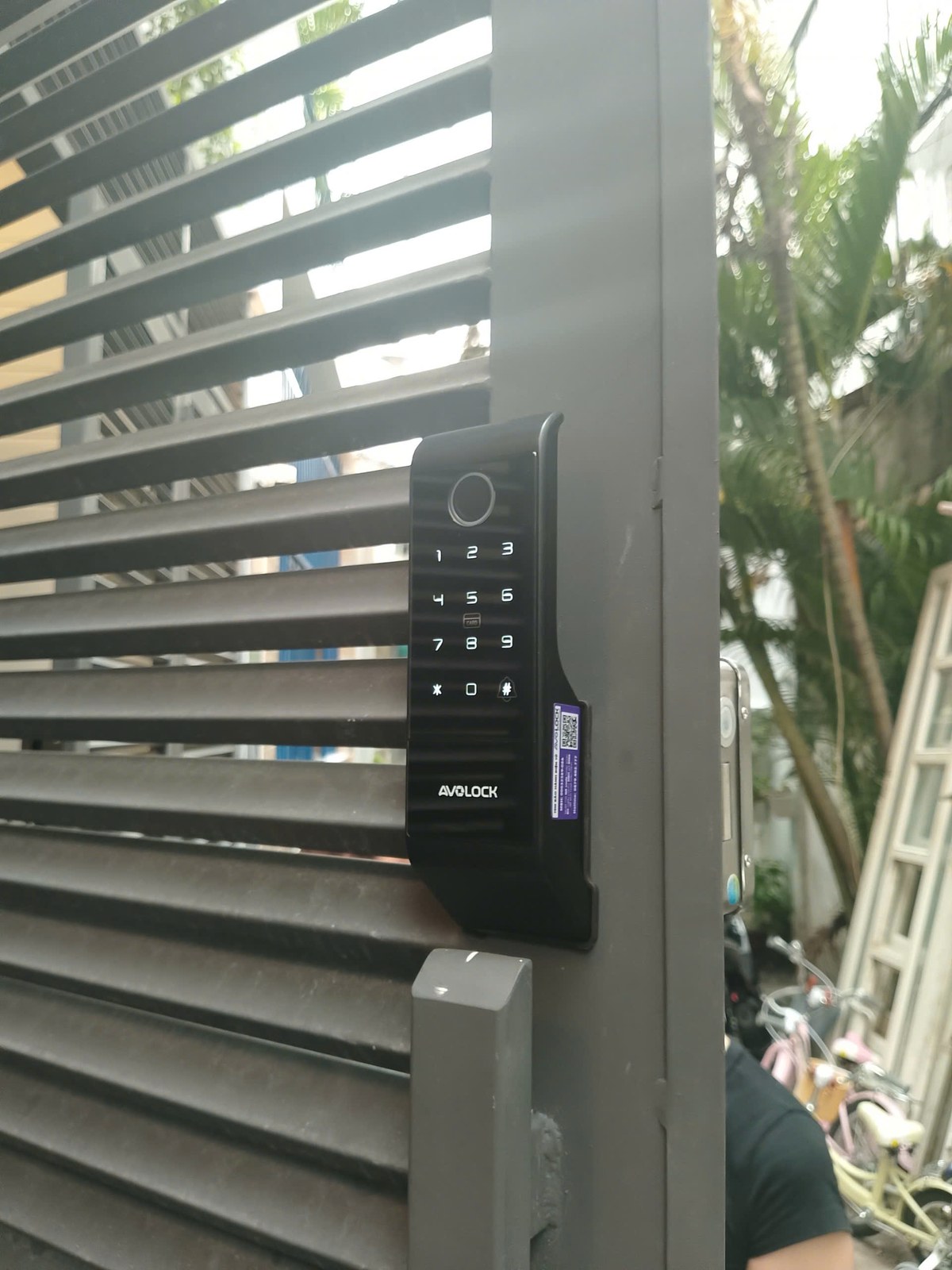 Bàn phím cảm ứng khóa Avolock AG-49 trên cửa cổng sắt