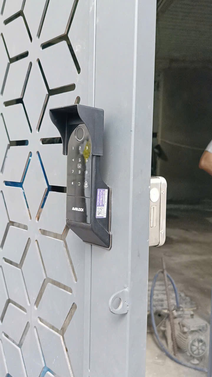 Mặt khóa Avolock AG-49 với mái che trên cửa cổng sắt