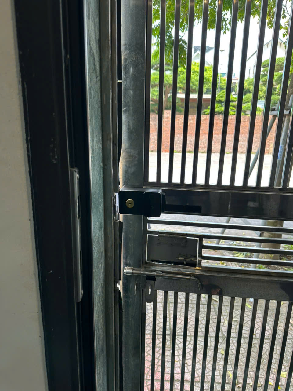 Mặt trong khóa Avolock AG-47 sau khi lắp đặt trên cửa cổng inox