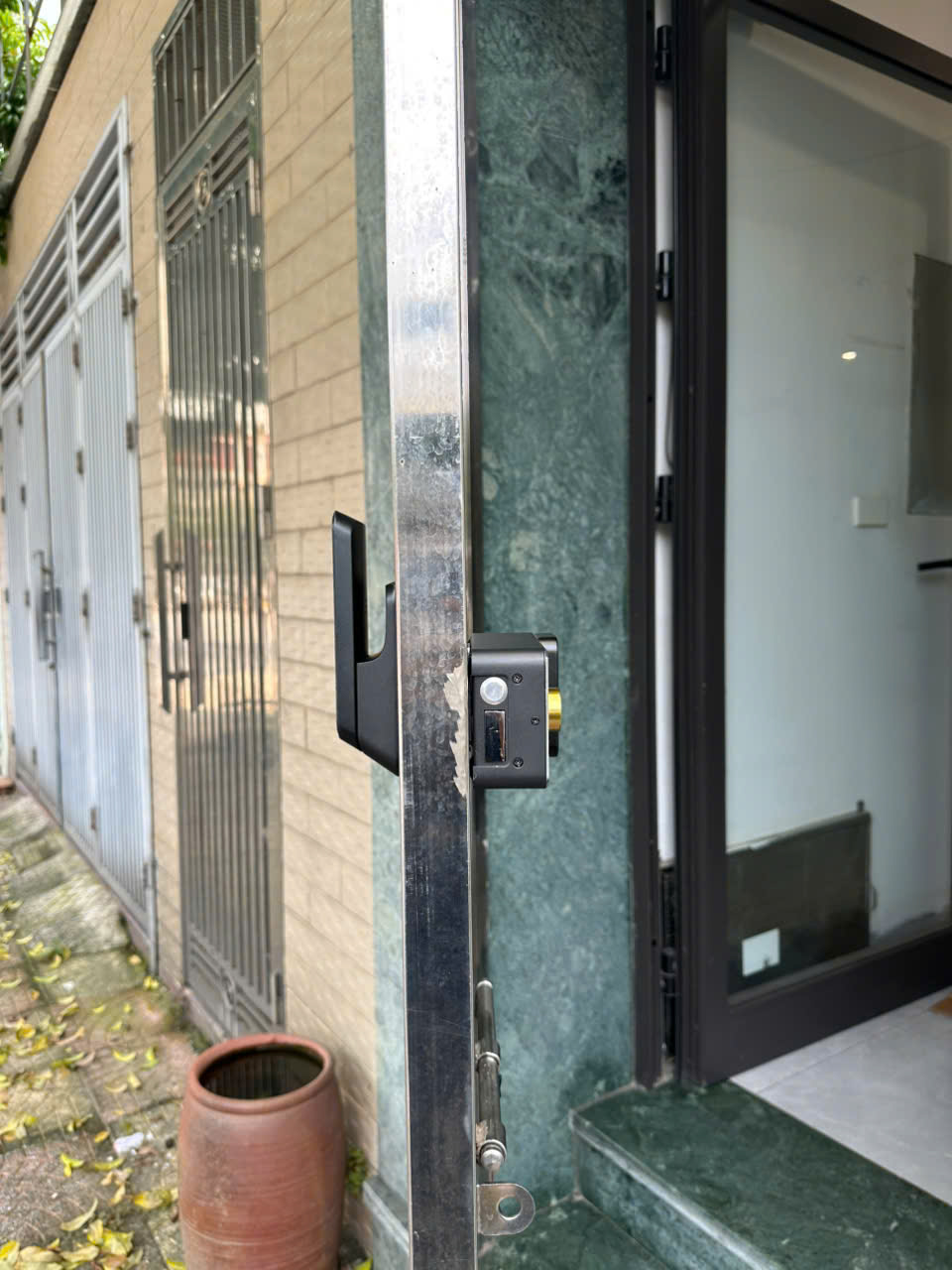 Cận cảnh thân khóa Avolock AG-47 lắp trên khung cửa cổng