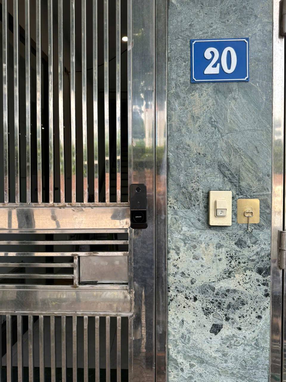 Tổng thể cửa cổng inox nan sau khi lắp đặt khóa Avolock AG-47