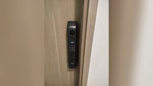 Khóa Avolock AL 80FRVT lắp đặt thực tế trên cửa gỗ