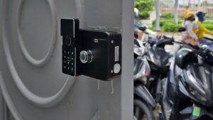 Khóa Avolock AG-88 lắp đặt thực tế trên cửa cổng sắt