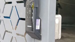 Khóa Avolock AG-49 lắp đặt thực tế trên cửa cổng sắt