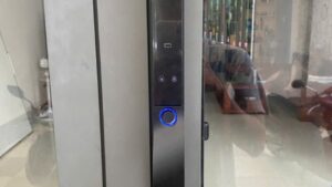 Khóa Avolock AN-566 lắp đặt thực tế trên cửa nhôm kính