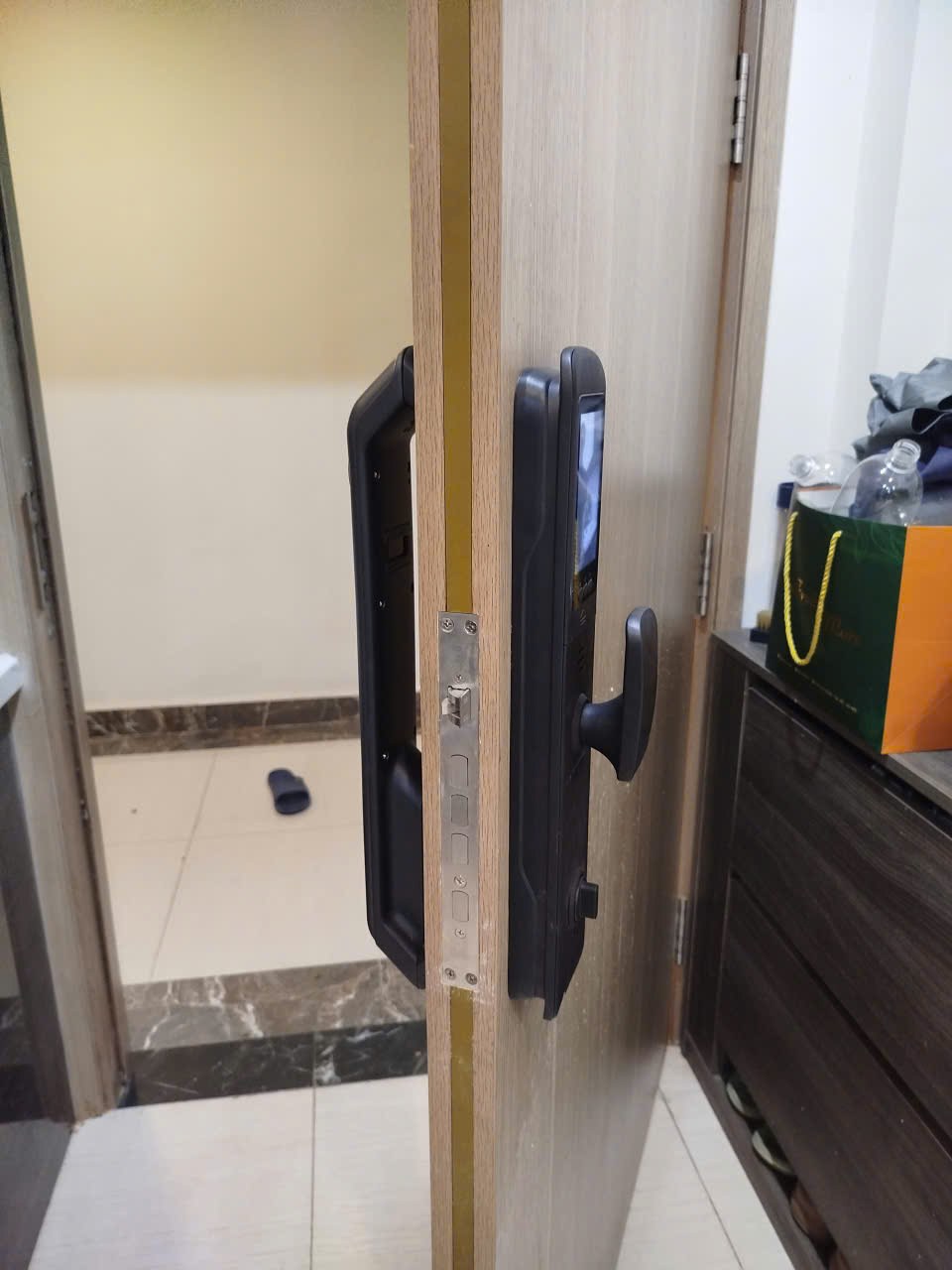 Khóa Avolock AL 80FRVT lắp đặt thực tế trên cửa gỗ — góc nhìn từ cạnh cửa