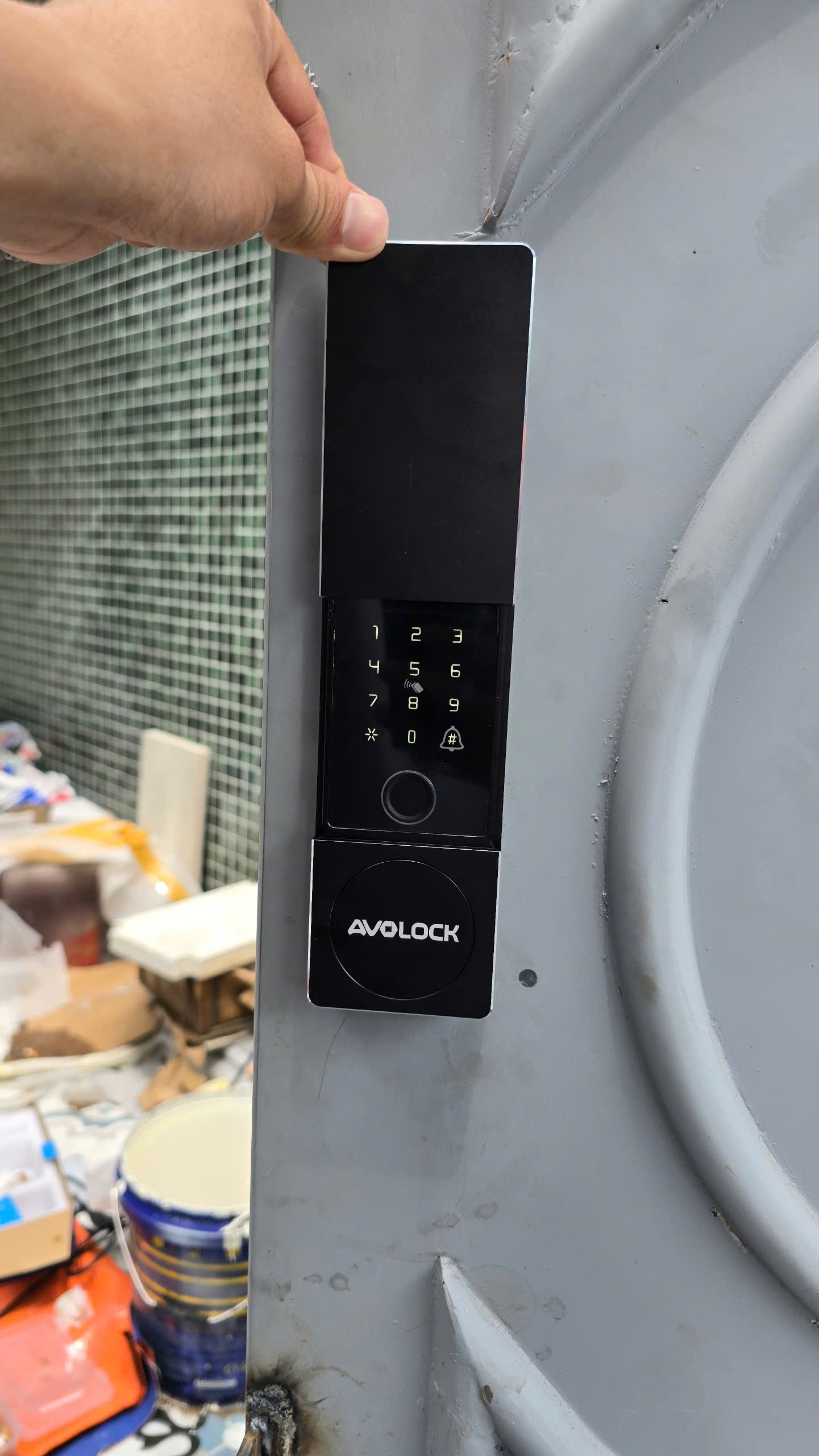 Mặt ngoài khóa Avolock AG-88 Black CNC với bàn phím cảm ứng và logo Avolock